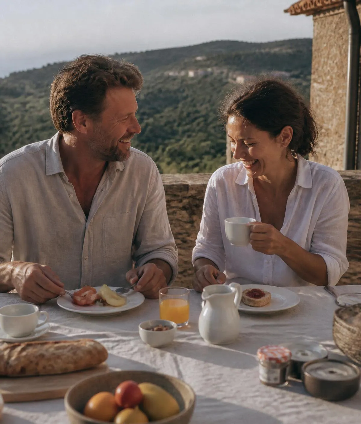 Private markets: breakfast on a terrace, facing the hills